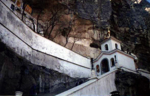 Бахчисарай. Вид из Успенского мужского монастыря на гору Чуфут-Кале